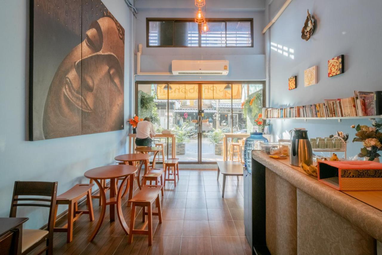 Phobphan Hostel Bangkok Exterior photo